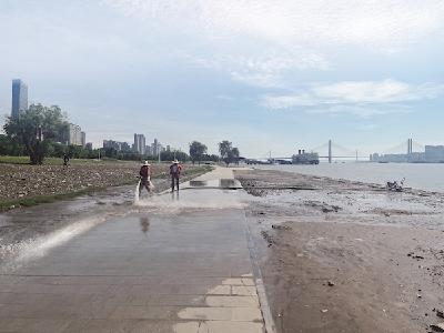  【热点关注】汉口江滩“收复失地” 江水回落 已露出亲水平台