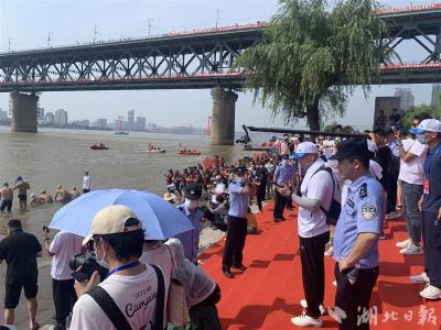 【热点关注】1100余名警力护航 武汉渡江节安全举行