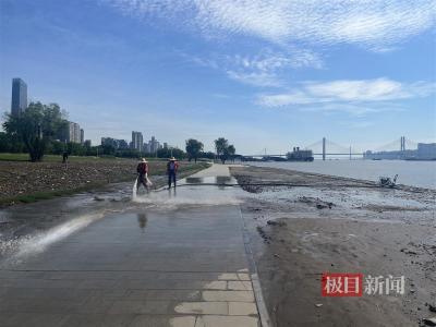  【热点关注】汉口江滩“收复失地”：江水回落，已露出亲水平台 