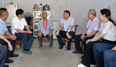 余世明到我县看望慰问困难党员