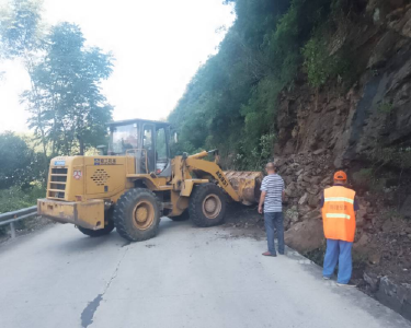 南漳公路部门快速清理250省道曹家畈段山体塌方