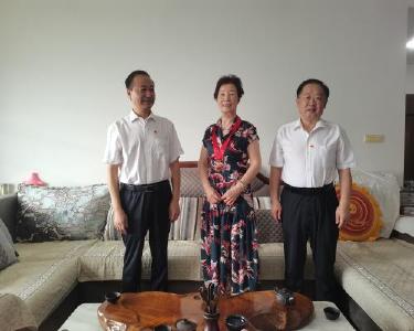 县领导为老干部颁发“光荣在党50年”纪念章