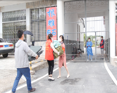 王瑞丽：舍小家顾大家　当好疫情防控“服务员”