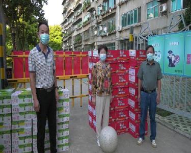 县羽毛球协会向县人民医院献爱心助力抗疫