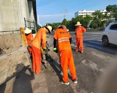 南漳县公路部门战高温补坑槽保安全