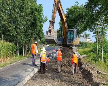南漳公路养护工人：顶烈日战酷暑保畅通