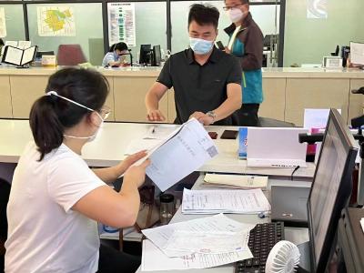 南漳县办理全市首例新建商品房首次转移登记业务