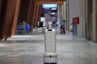 【热点关注】拉萨火车站迎来了机器人“消杀员”