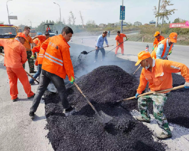 南漳县公路部门及时修补305省道坑槽