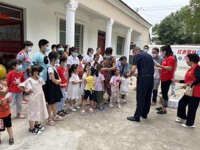 王家坡社区开展未成年人关爱活动