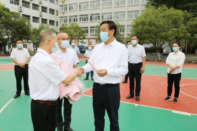 罗兴斌陈栋等县“四大家”领导走访慰问教师并强调：大力弘扬尊师重教风尚，切实办好人民满意教育