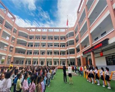 南漳县徐庶学校举行一年级新生“启蒙礼”