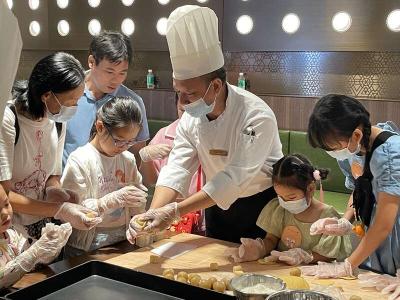 【热点关注】广州：志愿者与外派干部及一线防疫者家属一起制作月饼
