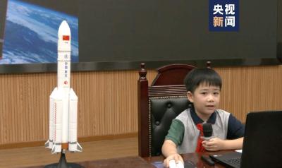 【热点关注】太酷了！9岁“火箭男孩”讲航天课，造火箭模型