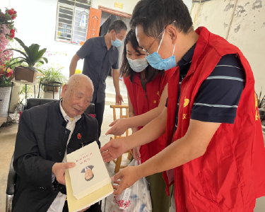 南漳县开展“暖心三送”走访慰问离休干部