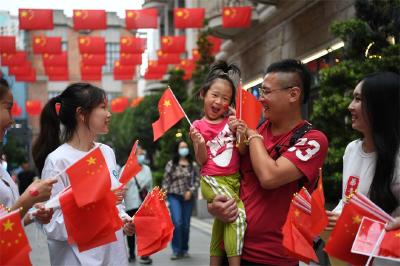 中国红闪耀武汉街头