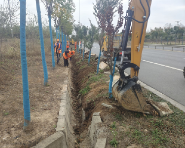 南漳县公路中心清理公路边沟防秋汛