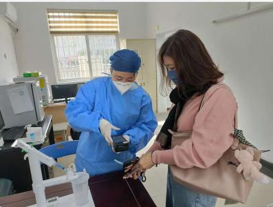 【热点关注】上海启动“吸入式”新冠疫苗接种，花15秒口含深吸即可完成