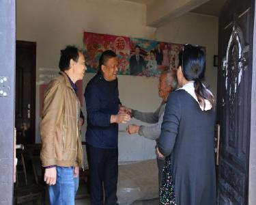 南漳县市场监管局联合爱心企业走访慰问困难户