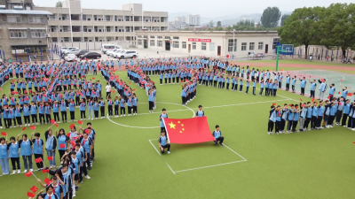 南漳千名师生唱响《我和我的祖国》喜迎国庆