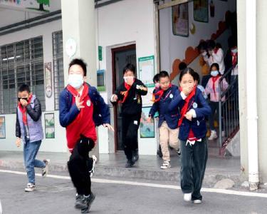 南漳县实验小学开展消防演练