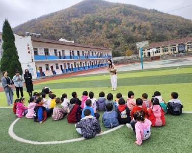 城关镇四所幼儿园为凉泉完小附属幼儿园送温暖