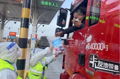 【热点关注】宁夏共青团万份暖心包为货运司机温暖护航