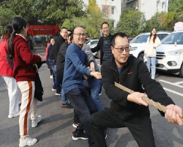 南漳县实验中学召开教职工趣味运动会