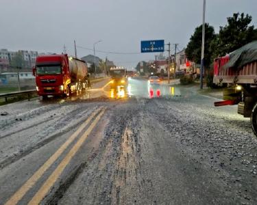 南漳公路部门连夜清理道路碎石保畅通