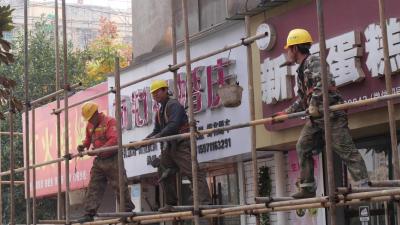 我县加快推进水镜大道外立面改造工程  