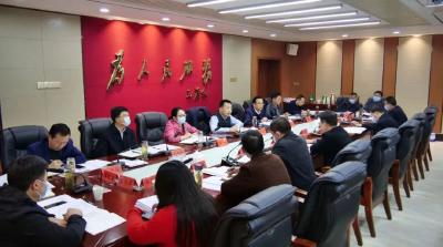 陈栋主持召开县政府党组中心组学习暨第十五次常务会议