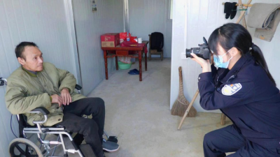 残障居民办证不便 公安民警暖心服务