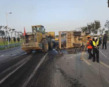 南漳公路部门迅速清除346国道上洒落矿石保畅通
