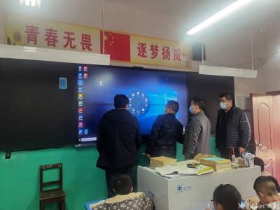 【热点关注】中国国新为利川学校捐赠10套智慧黑板