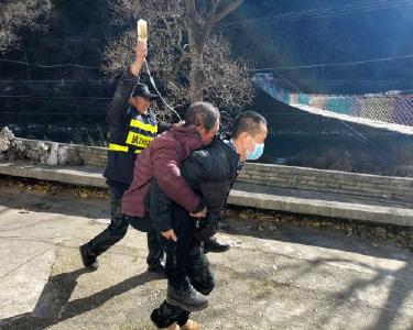 鱼泉河村：五保老人半身不遂　“红色屋场”紧急救助