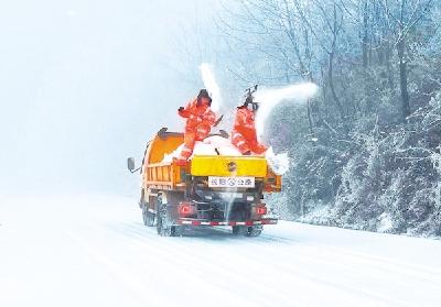 【热点关注】长阳公路养护人员融雪除冰