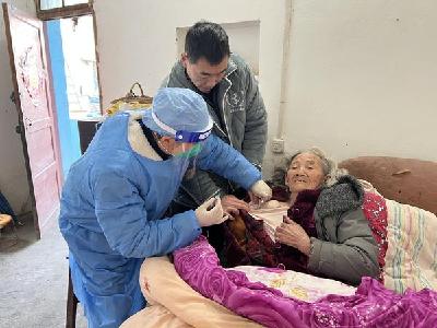 南漳：健康爱心包 让爱在寒冬中传递
