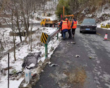 南漳公路部门及时抢修雪后毁损钢护栏