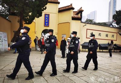  【热点关注】日均1.8万警力 守护武汉春节平安