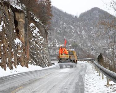 南漳县交通部门鏖战冰雪护春运
