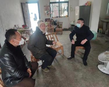 南漳县医保局节前走访慰问困难群众