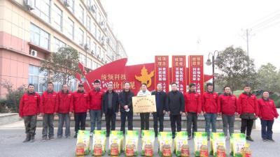 节前慰问送温暖   真情关爱暖人心   