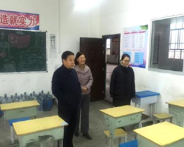 县领导检查春季开学准备工作