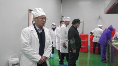 县领导带队检查食品安全工作  