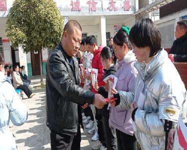 爱心企业家为薛坪中学优秀学子发放奖学金