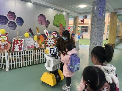 南漳：“晨检机器人”幼儿园里的新朋友
