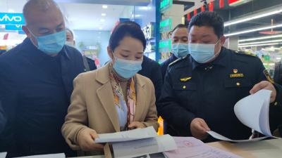 县领导调研食品安全工作
