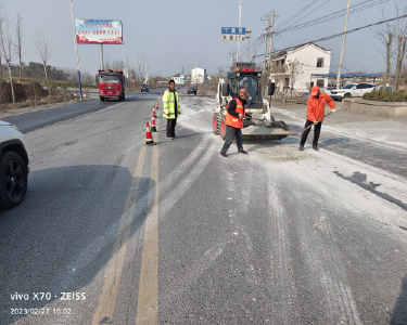 南漳县公路中心紧急清理事故现场保安全