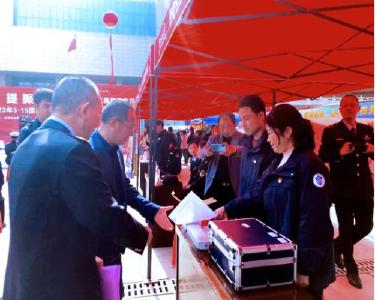 南漳县公检中心开展“发扬雷锋精神　保护消费者权益”志愿服务活动