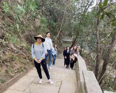 南漳县委政法委开展庆“三八”登山活动